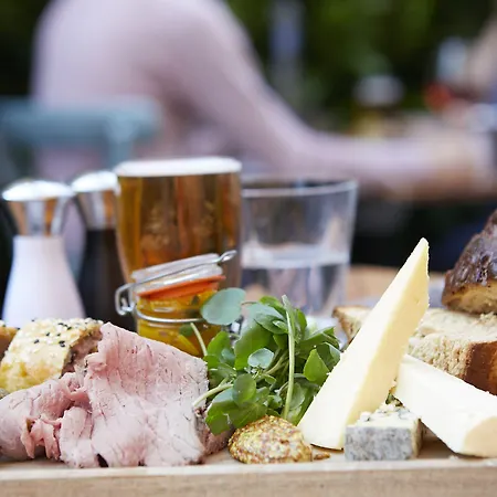بيت ريفي The Plough &